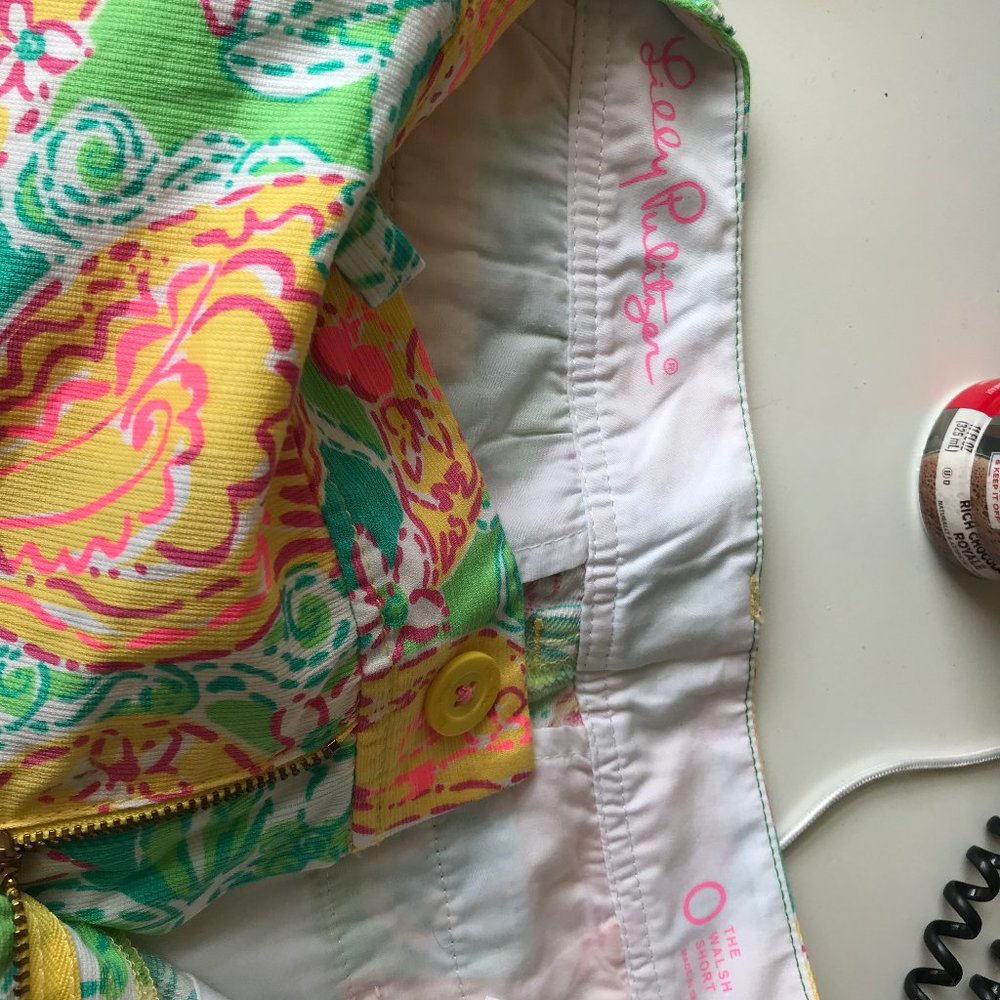 Size 0 Lilly Pulitzer shorts multi color - Picture 3 of 3